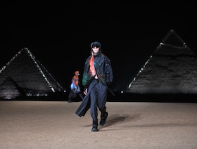 عرض أزياء "كريستيان ديور" أمام الأهرامات.. ومصر تطالبها بالاستثمار 