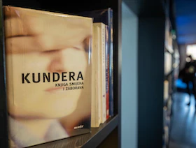مكتبة لمؤلفات ميلان كونديرا في مسقط رأسه بالتشيك