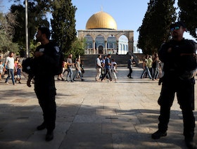 عشرات المستوطنين يقتحمون المسجد الأقصى.. وإصابة 3 فلسطينيين