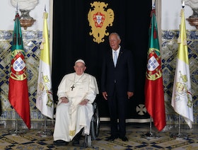 البابا فرنسيس يصل البرتغال ويعد "بتغيير" الكنيسة الكاثوليكية