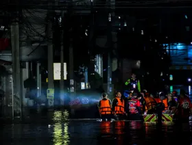 تايلندا.. جسر جوي لإغاثة المنكوبين مع ارتفاع حصيلة ضحايا الفيضانات