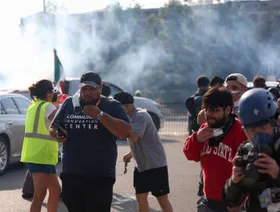 "مناطق حرب".. شيكاجو تشهد مداهمات غير مسبوقة بالمروحيات والغاز المسيل للدموع