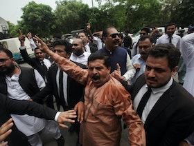 عمران خان يدعو أنصاره للتظاهر بعد القبض عليه: لا تجلسوا صامتين