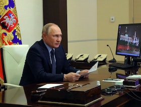 بوتين يطمئن: الروبل مستقر.. والعقوبات أضرّت باقتصاد الغرب