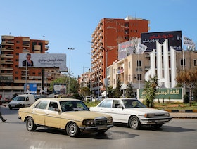 الأزمة الاقتصادية الخانقة تدفع لبنانيين إلى بيع سياراتهم