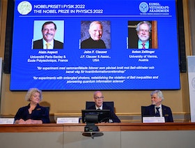 نوبل الفيزياء للفرنسي آلان أسبيه والأميركي جون كلاوسر والنمساوي أنتون زيلينجر
