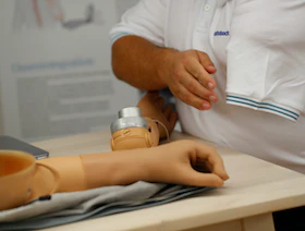 تقنية جديدة تتيح للمصاب بالشلل التحكم في ذراع آلية عبر إشارات الدماغ