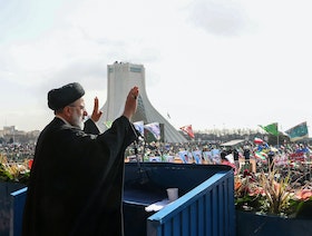 إيران.. احتجاجات في ذكرى "الثورة" ومعارضون يقطعون خطاب رئيسي 