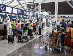 اندلاع حريق بمحرك طائرة هندية قبل مغادرة مطار مسقط وإجلاء ركابها