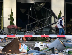 ألمانيا.. تحطم حوض أسماك أسطواني ضخم يأوي نحو 1500 سمكة