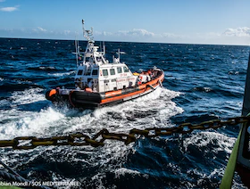 غرق قارب مهاجرين في البحر المتوسط ومخاوف من وفاة 130