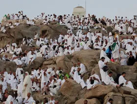 الحجاج على صعيد عرفات لأداء ركن الحج الأعظم