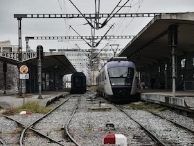 اليونان تستأنف حركة القطارات جزئياً بعد توقف 3 أسابيع بسبب حادث التصادم