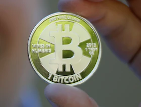 سعر "بيتكوين" يواصل سقوطه الحر