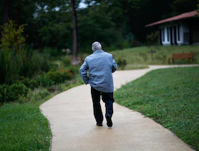 ما كيفية التعامل مع المصابين بألزهايمر؟