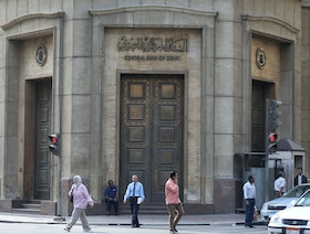 مصر.. البنك المركزي يرفع أسعار الفائدة 200 نقطة أساس لمواجهة التضخم