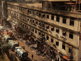 باكستان.. إزالة أنقاض حريق كراتشي ومخاوف بشأن مصير عشرات المفقودين