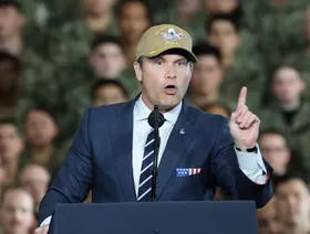 تحذيرات في الكونجرس من احتمال تورط وزير الدفاع الأميركي في "جريمة حرب"