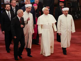 بابا الفاتيكان يزور مسجد السلطان أحمد في إسطنبول.. وغياب لافت عن آيا صوفيا