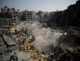 موظفة بالخارجية الأميركية تتهم بايدن بـ"التواطؤ في إبادة جماعية" في غزة