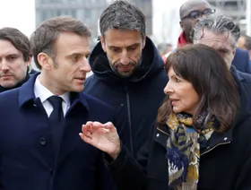 رئيسة بلدية باريس تدعو ماكرون لمشاركتها السباحة في نهر السين