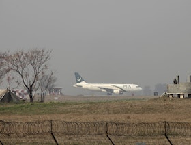 طائرتان باكستانيتان تتجنبان الاصطدام فوق إيران
