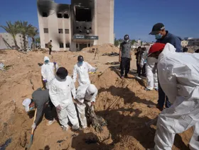 "مشاهد مروعة".. اكتشاف مقابر جماعية بمجمع ناصر الطبي في غزة
