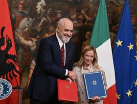 بروكسل تطلب إيضاحات من روما بشأن اتفاق لإرسال المهاجرين إلى ألبانيا