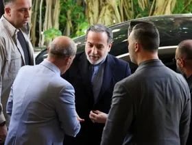 وزير الخارجية الإيراني يصل موسكو لـ"التشاور" بشأن البرنامج النووي