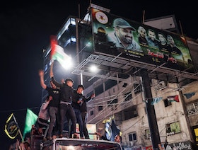 احتفالات في غزة مع سريان وقف إطلاق النار.. وإسرائيل: الهدوء مقابل الهدوء