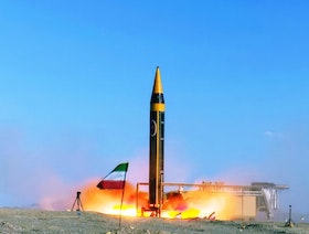 إيران تكشف عن صاروخ باليستي جديد "مقاوم للحرب الإلكترونية"
