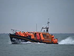 ضحايا بعد غرق قارب يقل مهاجرين في القنال الإنجليزي