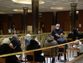 الفاتيكان يقدم لقاحات كورونا "مجانية" للمشردين في روما