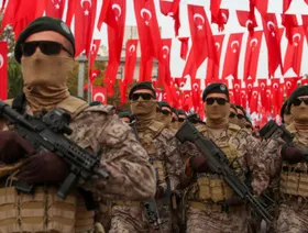 بعد حملة اعتقالات.. محكمة تركية تأمر بحبس رئيس بلدية أضنة بتهم فساد