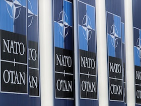 ما هي المادة 5 من معاهدة الناتو التي هددت بها واشنطن موسكو؟