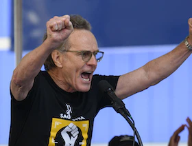 نجم "Breaking Bad" لرئيس "ديزني": لن ندعك تأخذ كرامتنا