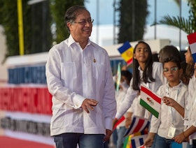 بيرو تسحب سفيرها من كولومبيا "نهائياً" بسبب الرئيس المعزول