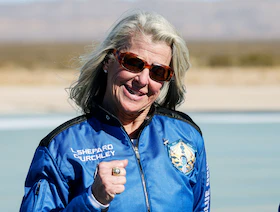 صاروخ "بلو أوريجين" ينطلق بابنة أول رائد فضاء أميركي