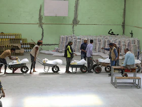 "برنامج الأغذية العالمية" يخفض معوناته لليمن بسبب نقص التمويل