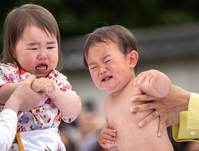اليابان.. مهرجان "سومو بكاء الأطفال" يعود بعد توقف لأربع سنوات
