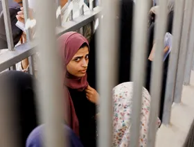 إسرائيل تواصل غاراتها على غزة لليوم الرابع في اختبار لوقف إطلاق النار