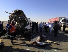 حادث تصادم أتوبيس بسيارة نقل يودي بحياة 22 شخصاً في صعيد مصر