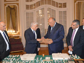 مصر تسترد 95 قطعة أثرية مهربة من إسرائيل