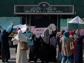 أفغانستان.. طالبان تفرق تجمعاً نسائياً داعماً لاحتجاجات إيران