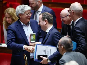 الحكومة الفرنسية تنجو من تصويتين لحجب الثقة في البرلمان