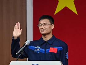 أستاذ جامعي إلى الفضاء.. أول مدني في مهمة صينية