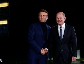 ابتسامات ماكرون وشولتز "لا تبدّد" خلافات فرنسا وألمانيا