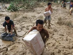 توابع فيضانات إندونيسيا.. انتشار الأمراض وسط نقص حاد بالرعاية الطبية