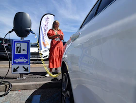 كاليفورنيا تحظر بيع السيارات الجديدة العاملة بالوقود في 2035