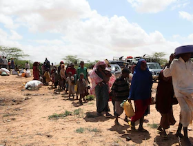 في ظل غياب المساعدات.. العطش والجوع يفتكان بالصوماليين